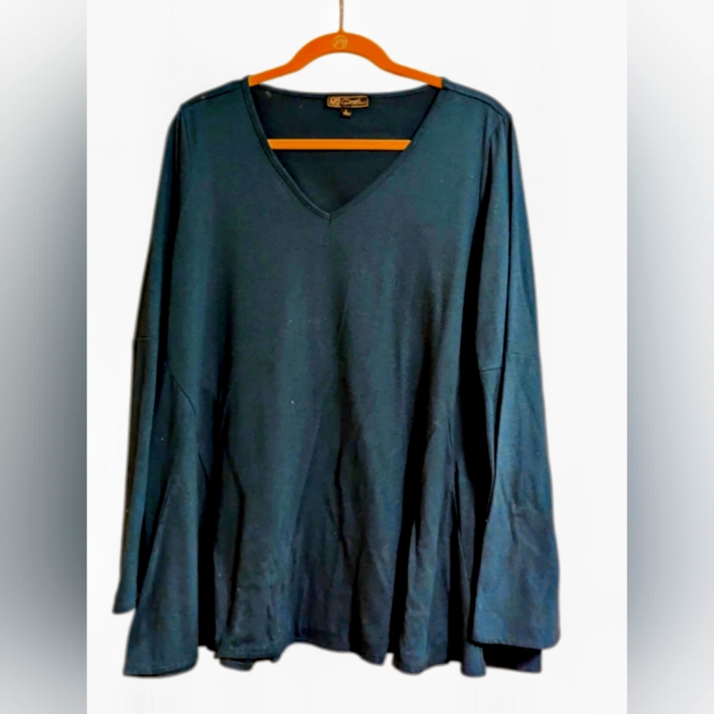 Top. DG2. Flare Sleeve And A Line Shape. Forest Green.  Classic Dianne Gilman